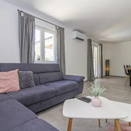Villa Natascha In Pamici - Haus Fuer 6 Personen *