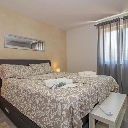 Villa Natascha In Pamici - Haus Fuer 6 Personen Žminj