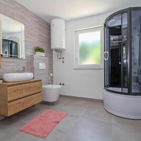 Villa Natascha In Pamici - Haus Fuer 6 Personen