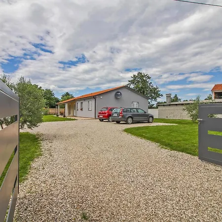 Villa Natascha In Pamici - Haus Fuer 6 Personen
